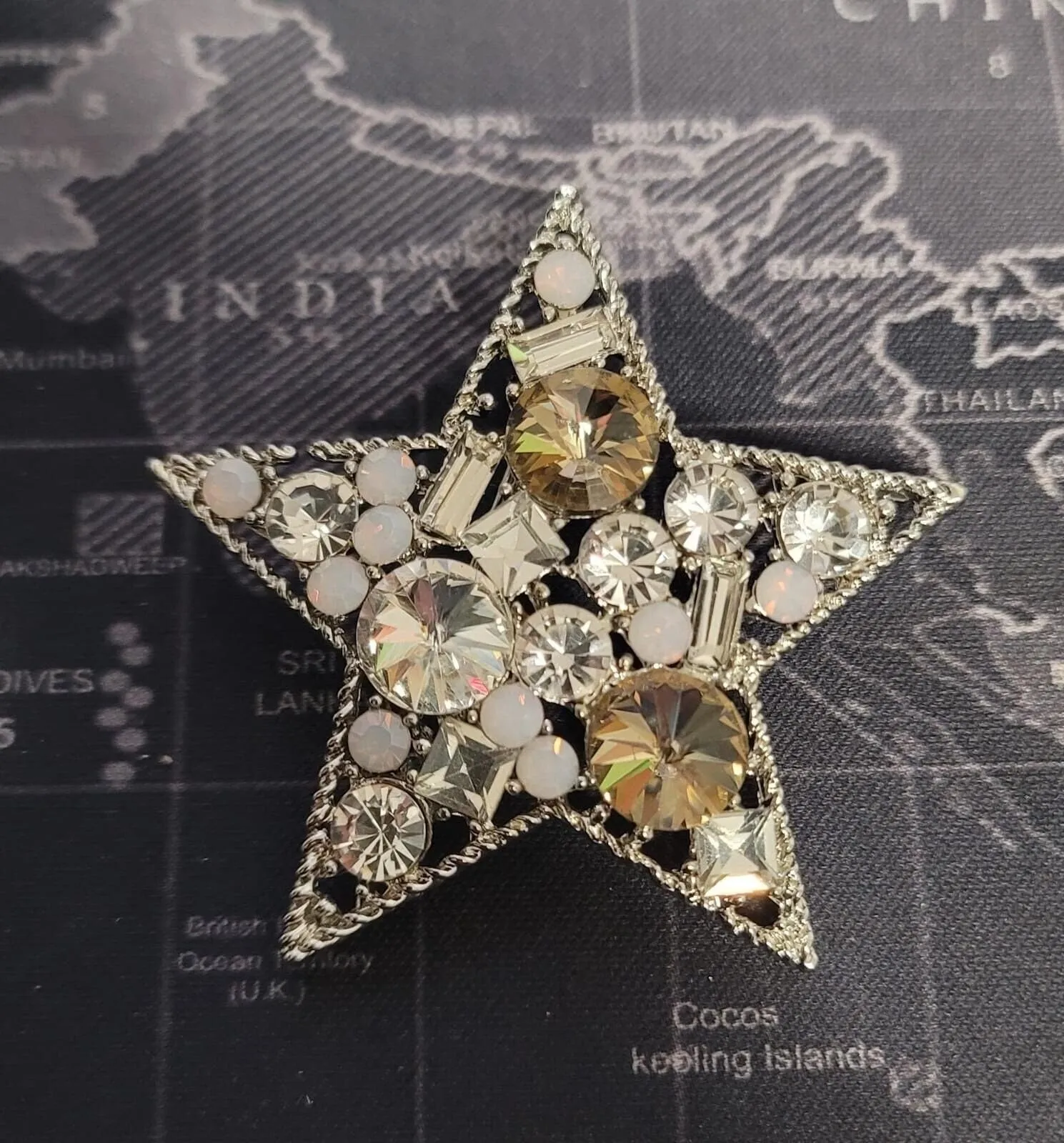 Celebrity star brooch pin stunning vintage look silver plated queen broach i30